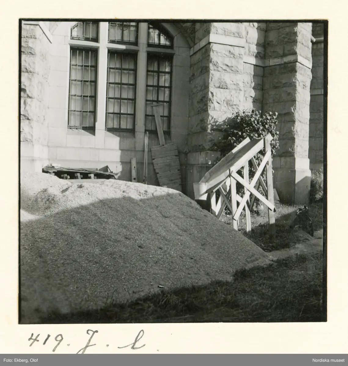 Bild tagen vid Nordiska museets åtgärder inom projektet För luftskyddet under beredskapstiden 1939 till 1940. Byggnaden skyddas med sandsäckar som staplas mot fasaden.