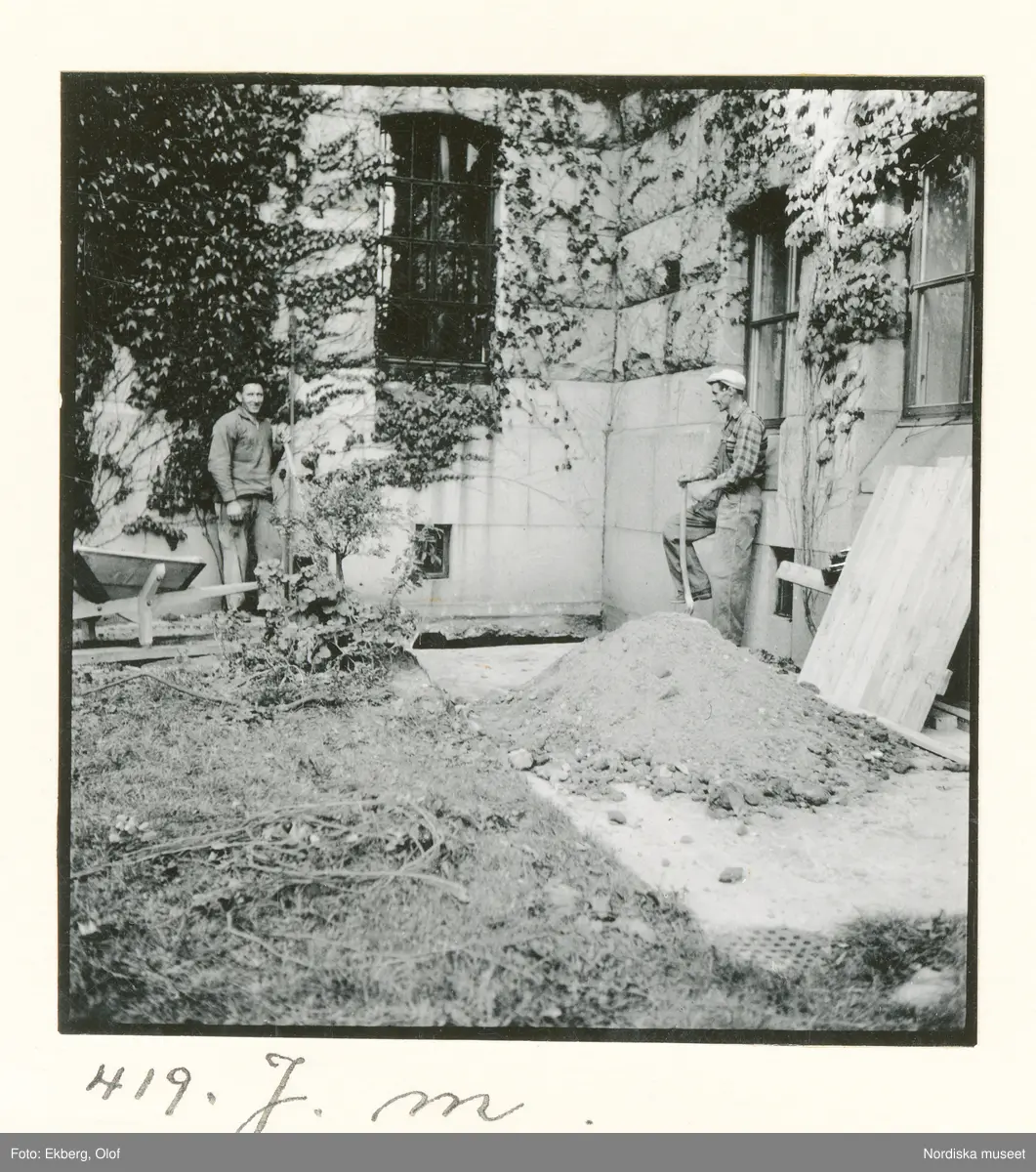 Bild tagen vid Nordiska museets åtgärder inom projektet För luftskyddet under beredskapstiden 1939 till 1940. Byggnaden skyddas med sandsäckar som staplas mot fasaden.
