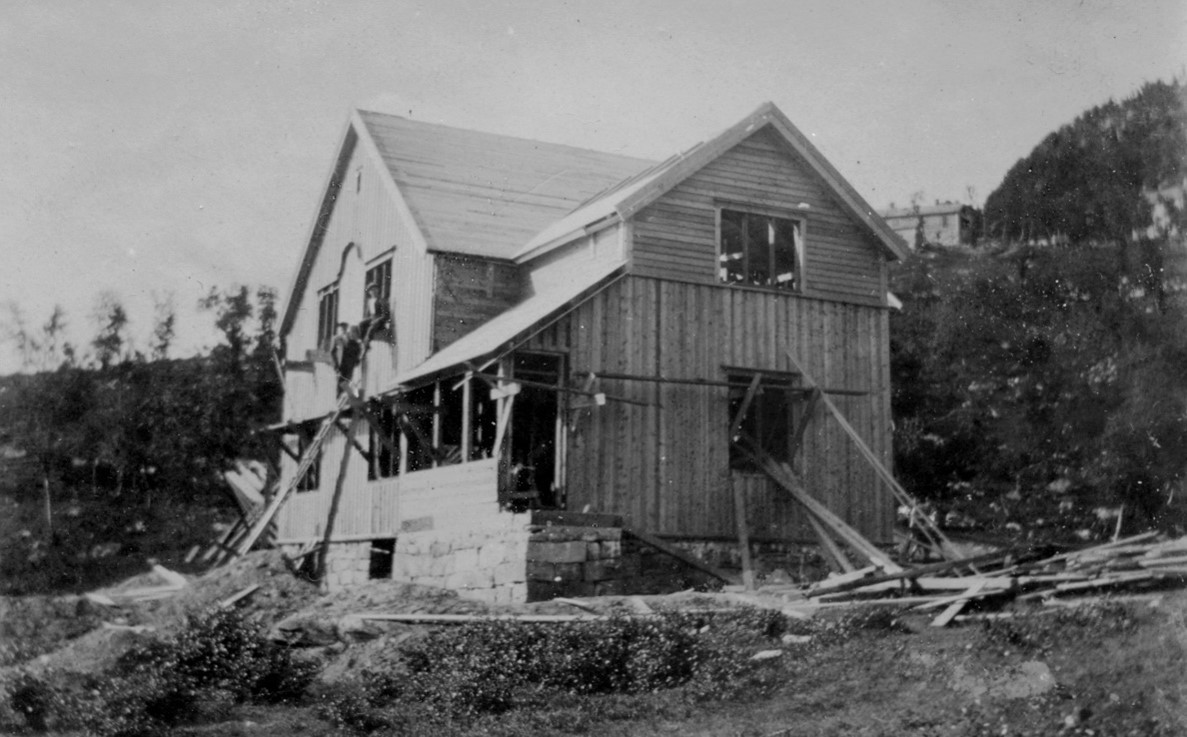 Bygd i 1917 av Skaland grafittverk som administrasjonsbygning for gruveselskapet.