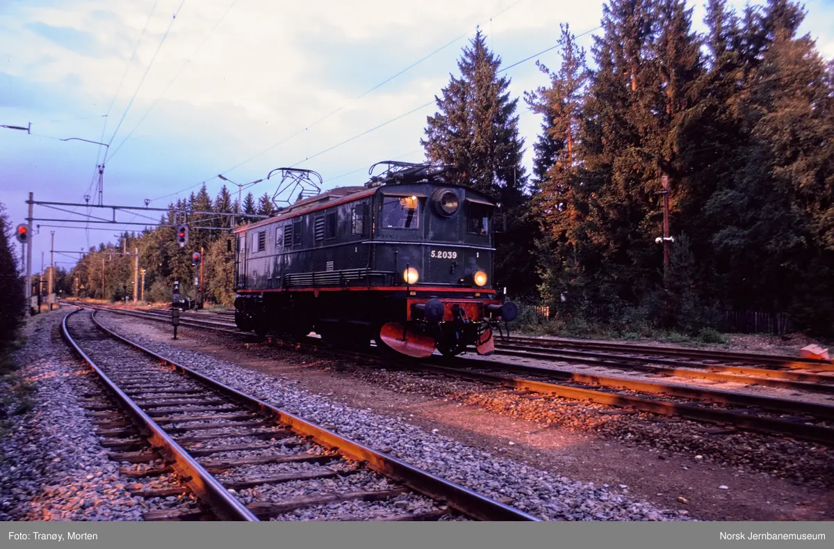 Elektrisk lokomotiv El 5 2039 på Jessheim stasjon