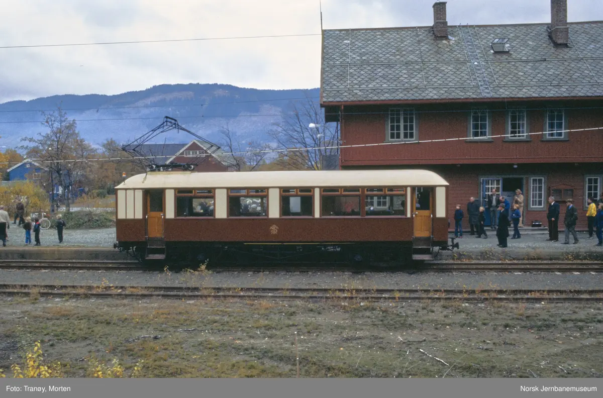 Thamshavnbanens salongvogn / kongevogn på Orkanger stasjon.