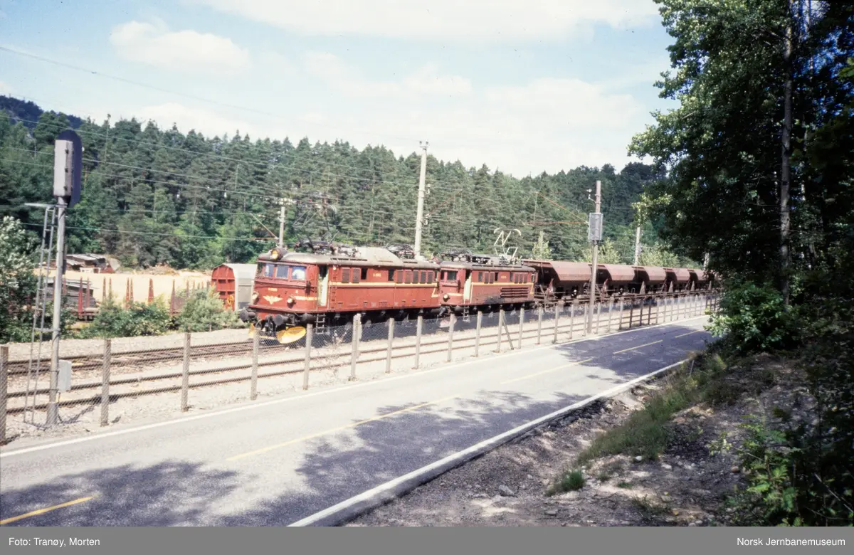 Elektriske lokomotiver El 8 2065 (fremst) og 2058, med pukkvogner på Grovane stasjon