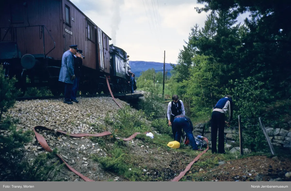 Vannfylling på damplokomotiv 26c 411 mellom Dombås og Lesja på Raumabanen