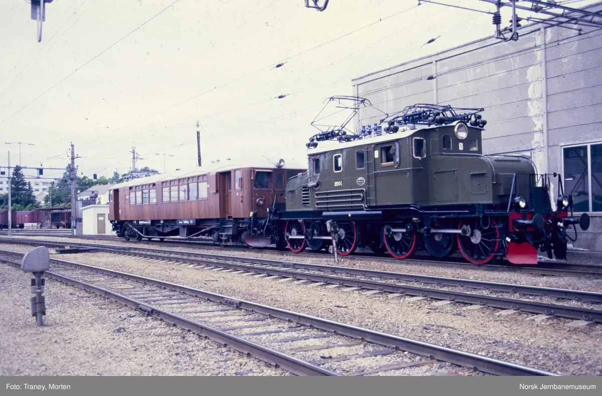 Elektrisk lokomotiv El 1 2001 og elektrisk motorvogn Bmeo 62 04 på Hamar stasjon