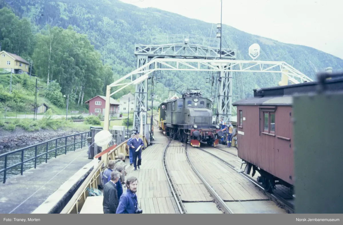 Elektrisk lokomotiv Rjb 14 skiftes ombord på MF Storegut på Mæl