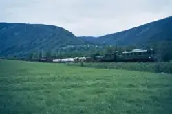 Elektrisk lokomotiv El 5 2039 (fremst) , RjB 14 og RjB 10 med godstog fra Rjukan til Mæl