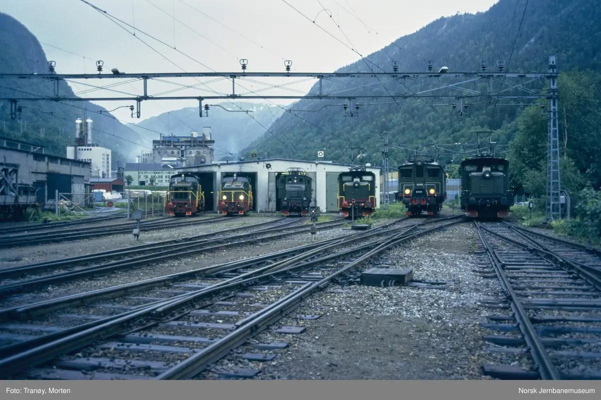 Lokomotiver utenfor lokomotivstallen på Rjukan stasjon