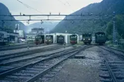 Lokomotiver utenfor lokomotivstallen på Rjukan stasjon