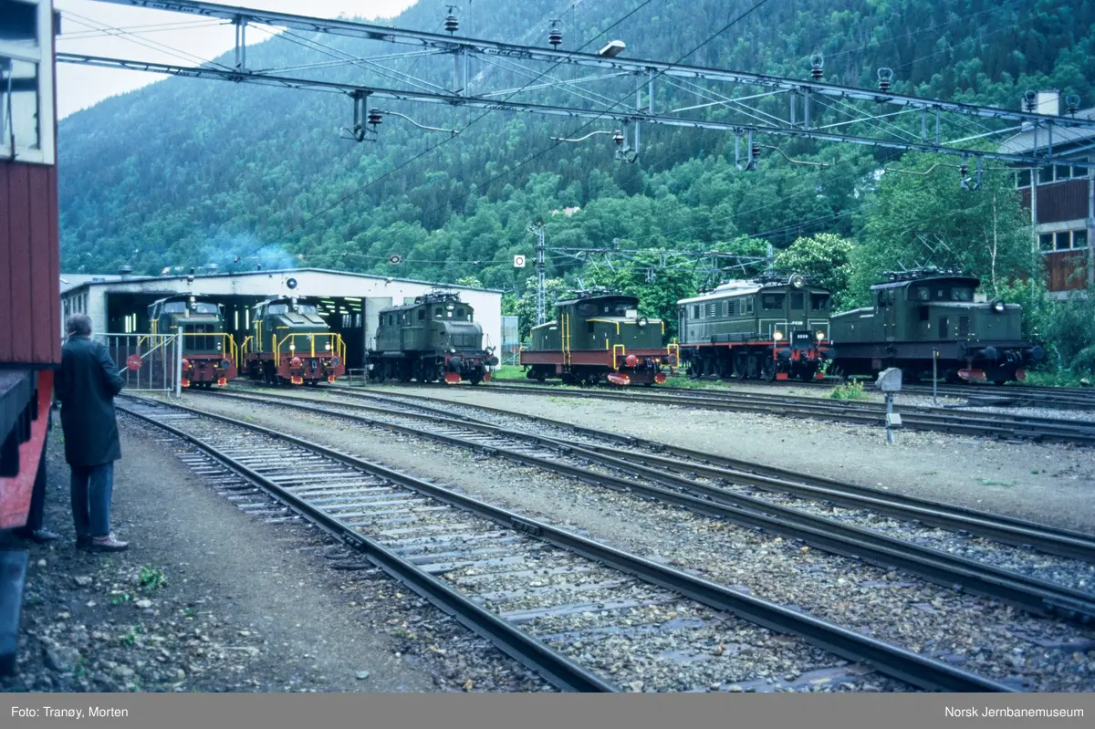 Lokomotiver utenfor lokomotivstallen på Rjukan stasjon