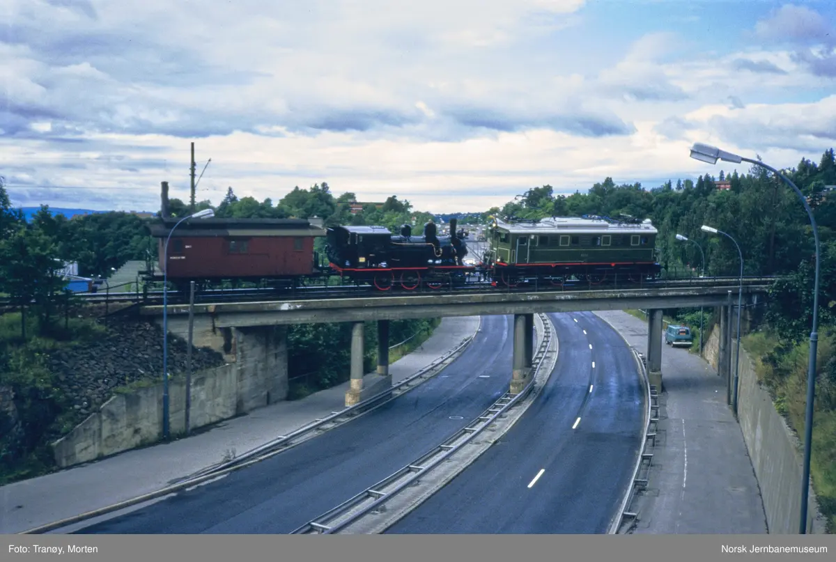 Elektrisk lokomotiv El 5 2039 og damplokomotiv 23b 442 ved Nydalen, underveis til Norsk Teknisk Museum på Kjelsås