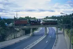 Elektrisk lokomotiv El 5 2039 og damplokomotiv 23b 442 ved Nydalen, underveis til Norsk Teknisk Museum på Kjelsås