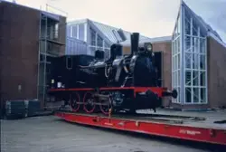 Damplokomotiv 23b 442 utenfor Norsk Teknisk Museum på Kjelsås