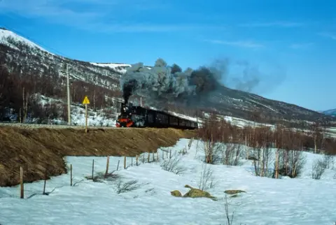 Damplokomotiv 26c 411 med veterantog retning Bergen, her i Ustedalen mellom Geilo og Ustaoset