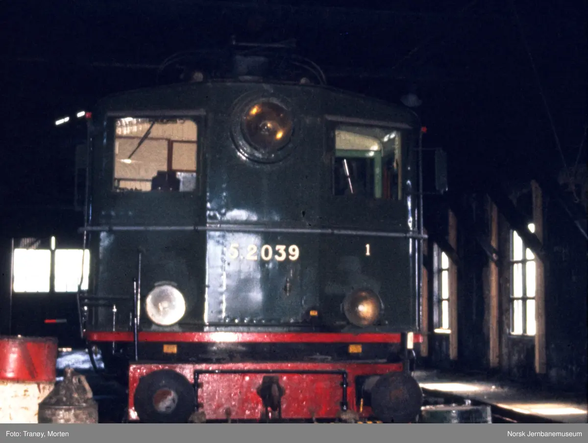 Elektrisk lokomotiv El 5 2039 i lokomotivstallen på Lillestrøm stasjon