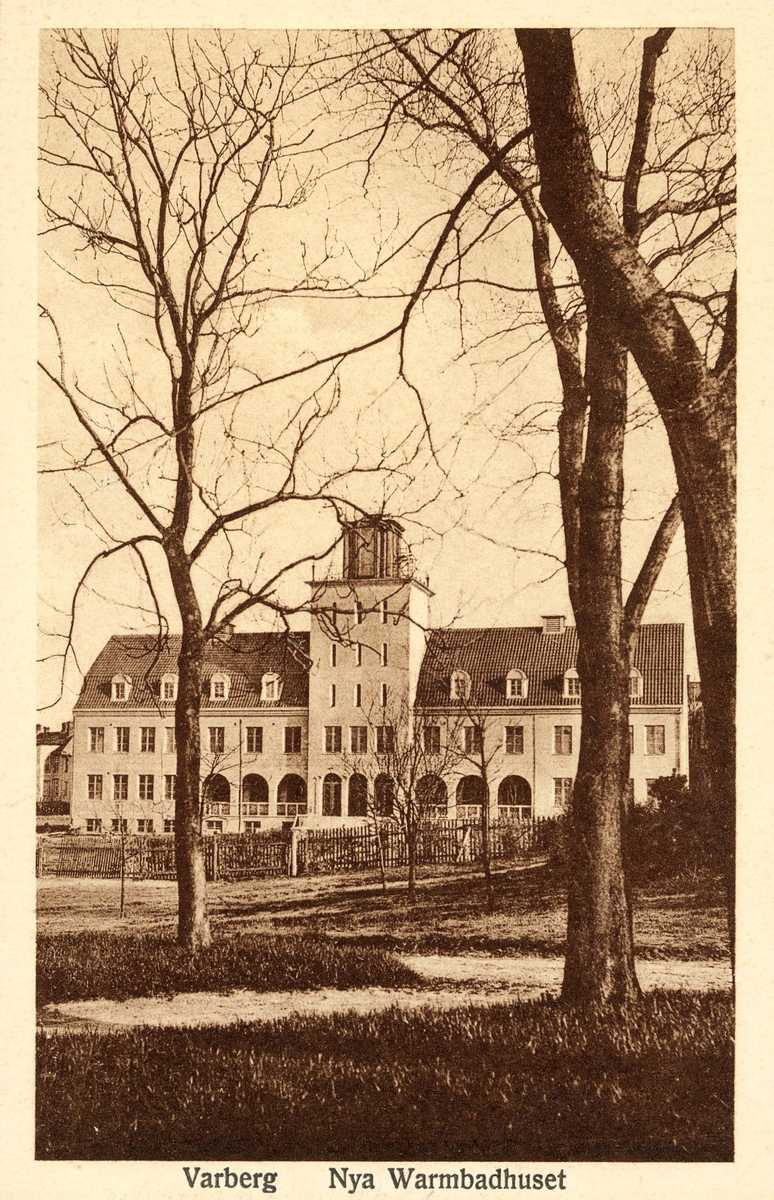 Vykort, "Varberg - Nya Warmbadhuset", invigt 1925. Badhuset ligger vid Strandgatan (fd kv Styrmannen) och ses från Societetsparken.