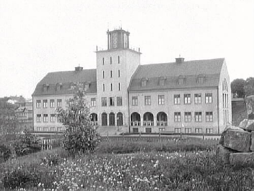 Varmbadhuset i Varberg vid Strandgatan längs Societetsparken, som ses i förgrunden. Kvarteret hette då Styrmannen men har uppgått i kv Skepparen. Badhuset invigdes 1925 och ersatte då det gamla som låg vid stranden mitt emot kallbadhuset.