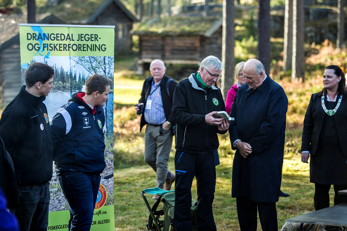 Besøk av HM Kong Harald 5 ved Drangedal Bygdetun 27 oktober 2015.