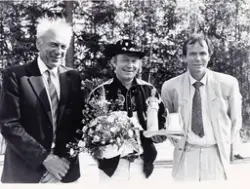 Gruppeportrett av Knut T. Storbukås "Sputnik", med to menn fotografert ved mottakelse av kulturpris i 1992.