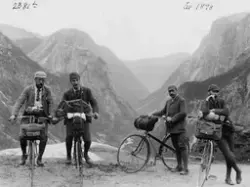 Portrett av syklister, datert 1898.
