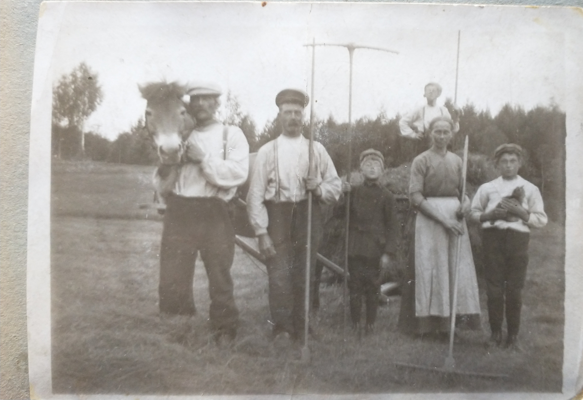 Portrett av folk med landbruksredskaper, Grytting.