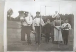 Portrett av folk med landbruksredskaper, Grytting.