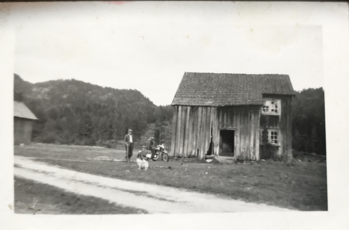 Motiv av bygningen (heigården) Myra, før flytting, fotografert på Jysereid. Bygningen er i dag oppført ved Drangedal Bygdetun.