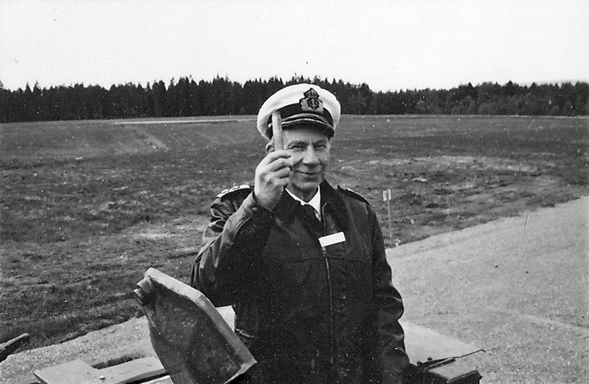 Invigning av Skövde skjutfält 1986-05-14. En glad militärområdesbefälhavare, konteramiral Jan Enquist, i tornet på en Ikv 91 inför första skottet på skjutfältet.