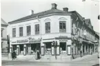 Västerås, Centrum, kv. Karl.
Wennbergs Bokhandel i korsningen Stora gatan/Köpmangatan.
