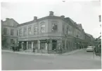 Västerås, Centrum, kv. Karl.
Wennbergs Bokhandel i hörnet Stora gatan/Köpmangatan. 1950-1960tal.