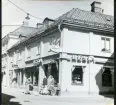 Västerås, Centrum, kv. Kettil.
Butiksbyggnad i hörnet Köpmangatan/Hantverkargatan. 1950-1960-tal.