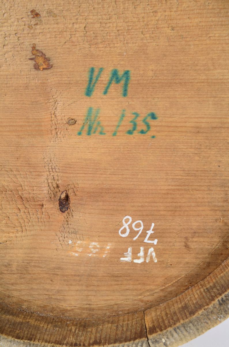 Kanne lagget av åtte staver som smalner opp. Tut og hank i ett med hver sin stav. Nederst seks gjorder og fire øverst. Lokket er buet med kjegleformet topp, ender i nebb og er festet til hanken med trepinne. Hanken nederst har opp-ned slangehode. Sviornamentikk på både kanne og lokk. Lokket er av nyere dato.