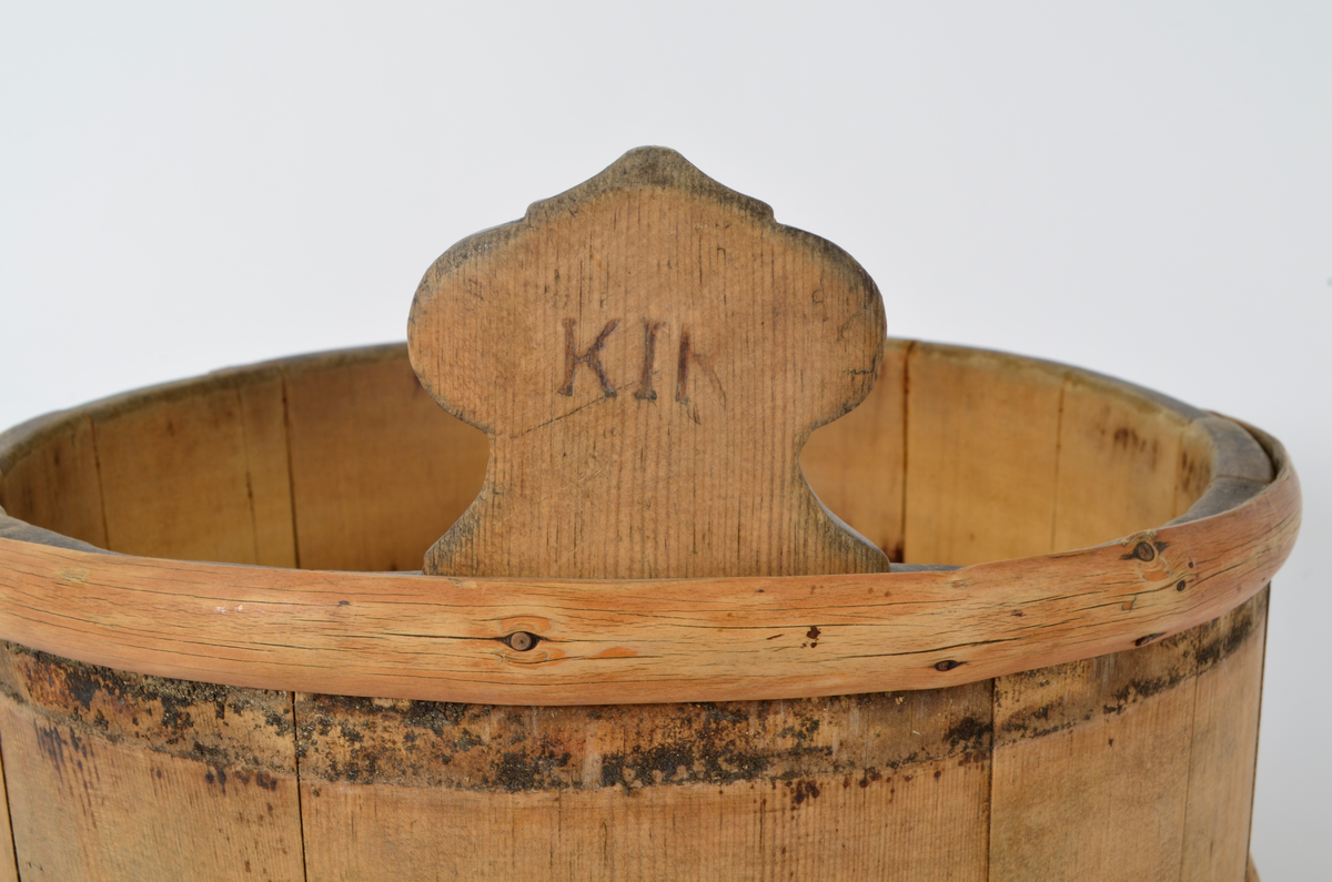 Kjerald, sirkulær og lagget. Tretten staver, hvorav en ørestav med utskjæring på toppen. To gjorder, en langs øvre og en langs nedre kant. Under bunnen, fire navnstempler (initialer) svidd inn. Samme svimerke på ørestaven. Merke etter brunmaling, særlig under og innvendig.