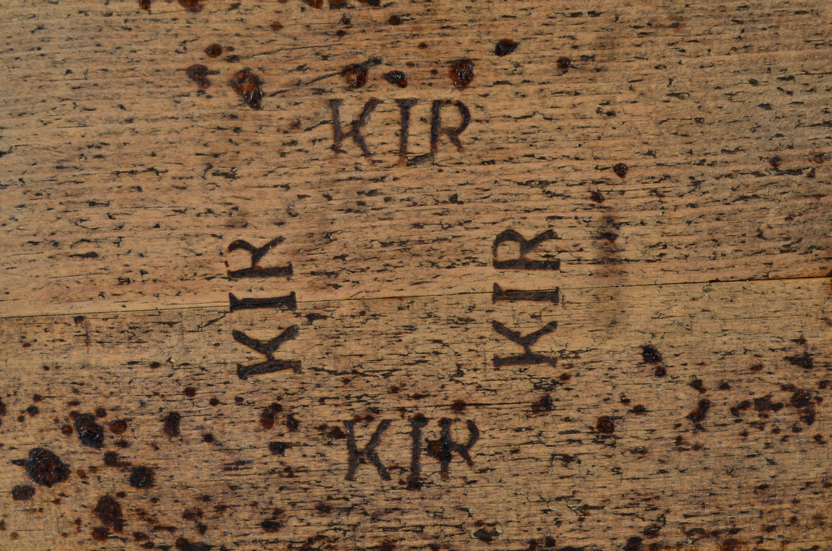Kjerald, sirkulær og lagget. Tretten staver, hvorav en ørestav med utskjæring på toppen. To gjorder, en langs øvre og en langs nedre kant. Under bunnen, fire navnstempler (initialer) svidd inn. Samme svimerke på ørestaven. Merke etter brunmaling, særlig under og innvendig.