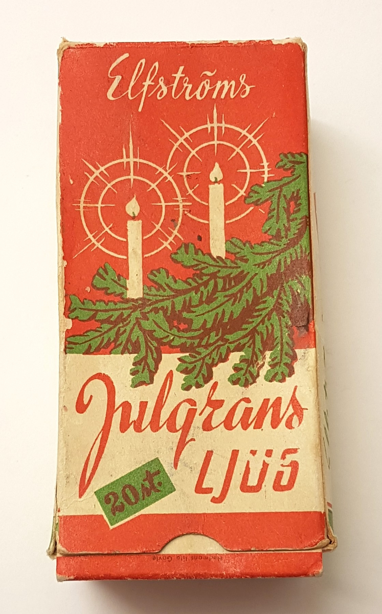 En kartong för 20 julgransljus från Elfströms tekniska fabrik i Gävle. Kartongen innehåller 15 vita ljus i stearin/paraffinblandning med flätade och impregnerade vekar.