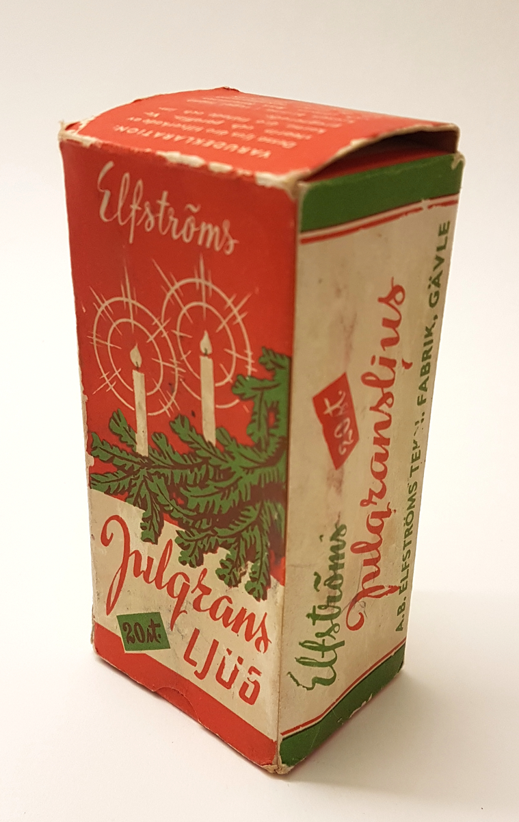 En kartong för 20 julgransljus från Elfströms tekniska fabrik i Gävle. Kartongen innehåller 15 vita ljus i stearin/paraffinblandning med flätade och impregnerade vekar.