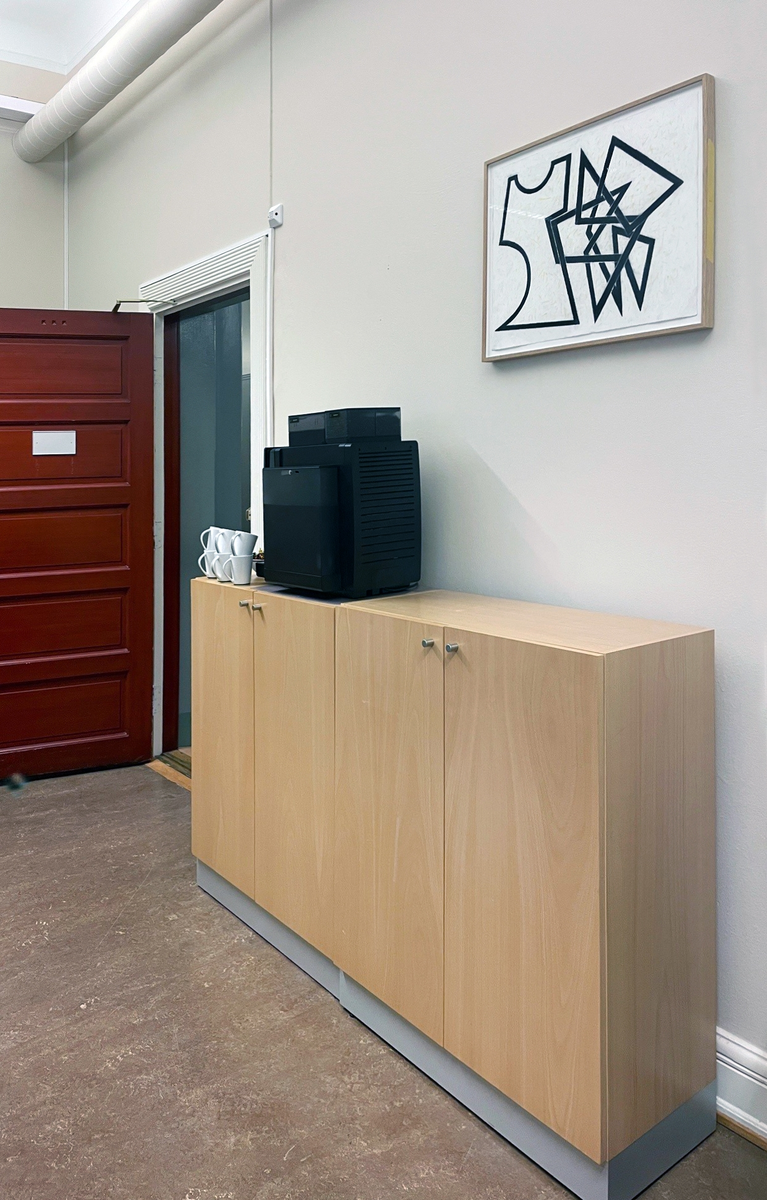 Kunstverket er plassert i Finansdepartementet.