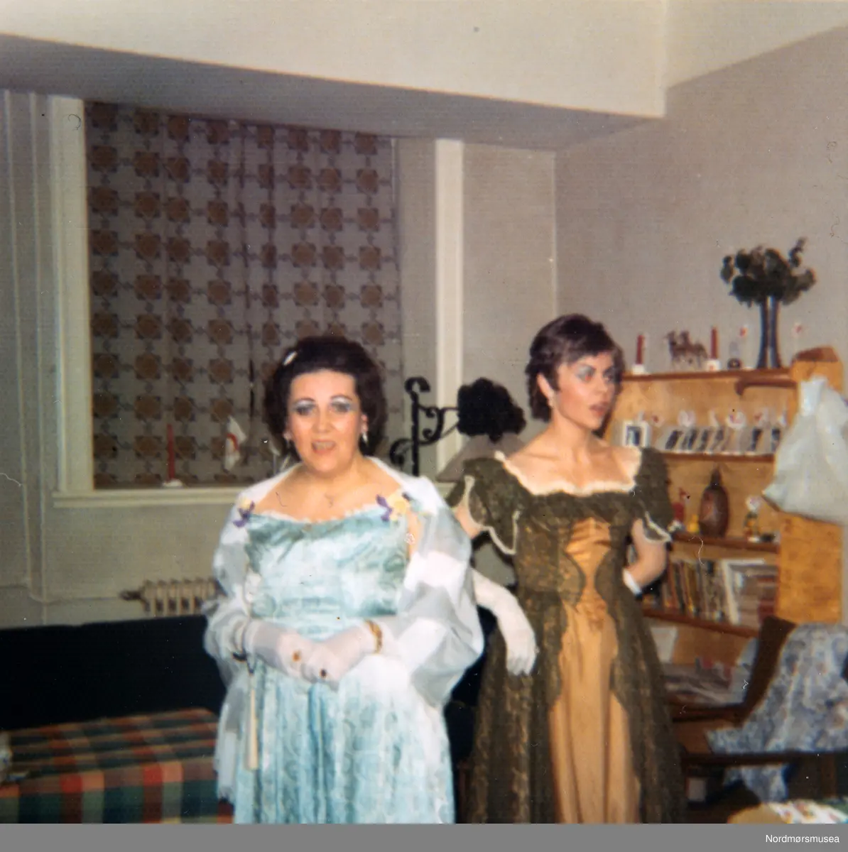 To kvinnelige skuespillere. Fra operaoppsetningen La Triavata i 1974.
