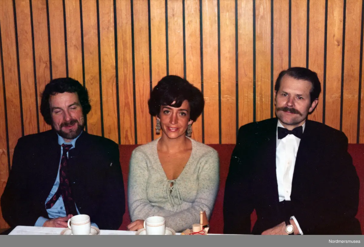 Påført tekst i albumet: "Fra operaballet". Bildet er trolig fotografert i forbindelse med operaforestillingen "Jegerbruden" i 1976.