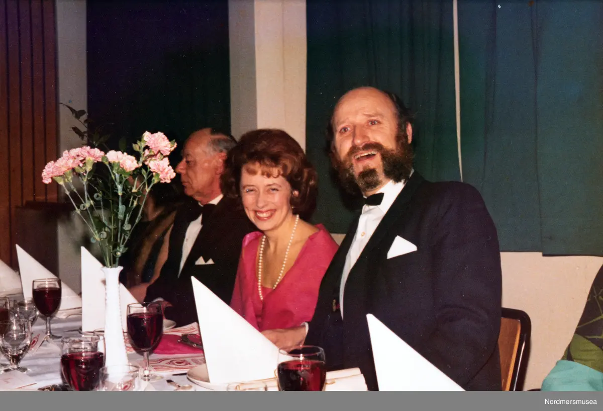 Påført tekst i fotoalbumet: "Fra operaballet". Bildet er trolig fotografert i forbindelse med operaforestillingen "Jegerbruden" i 1976.