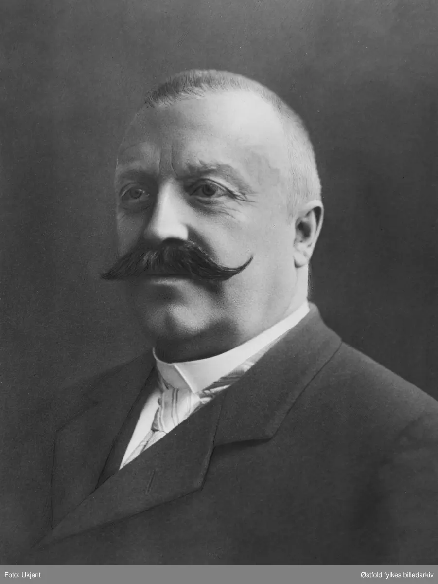 Portrett av borgermester og overrettssakfører Wilhelm E. Ramm (1866-1954).  Representantskapets ordfører 1885-1921.

Portretter av direktører og / eller styremedlemmer med mer i Fredrikstad Spareskillingsbank, etablert 1875 og Fredrikstad Sparebank etablert 1843.