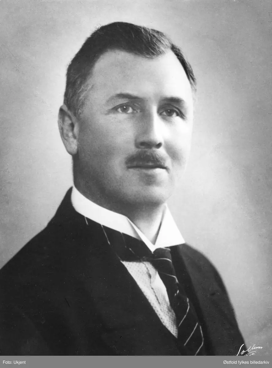 Portrett av verksmester ved De-No-Fa, Jacob Svalerød (1884-1972).  Medlem av bankens representantskap fra 1938, i 1934 varamann, og i 1940 medlem av styret. Styremedlem 1940 - 60. Formann i styret 1956 - 1960. 

Portretter av direktører og / eller styremedlemmer med mer i Fredrikstad Spareskillingsbank, etablert 1875 og Fredrikstad Sparebank etablert 1843.
