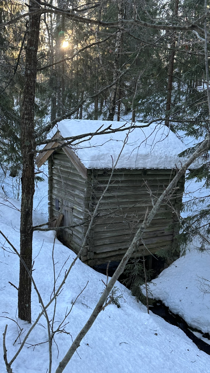 Kvennhus (bekkekvern) fra gården Høidalen i Kjosen. Kvennhuset ble bygget omkring 1900 og flyttet til bygdetunet i 1981.