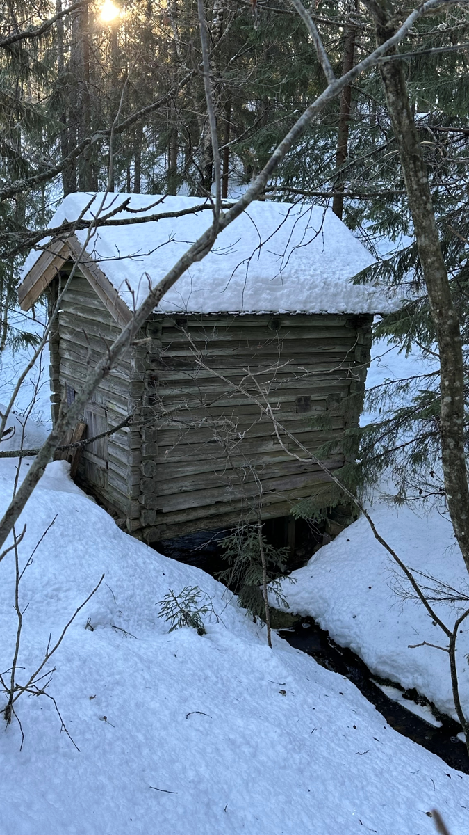 Kvennhus (bekkekvern) fra gården Høidalen i Kjosen. Kvennhuset ble bygget omkring 1900 og flyttet til bygdetunet i 1981.