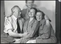 Foto av personalet på fotostudio Jensen Atelier i Skien i 19