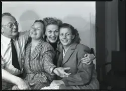 Foto av personalet på fotostudio Jensen Atelier i Skien i 19