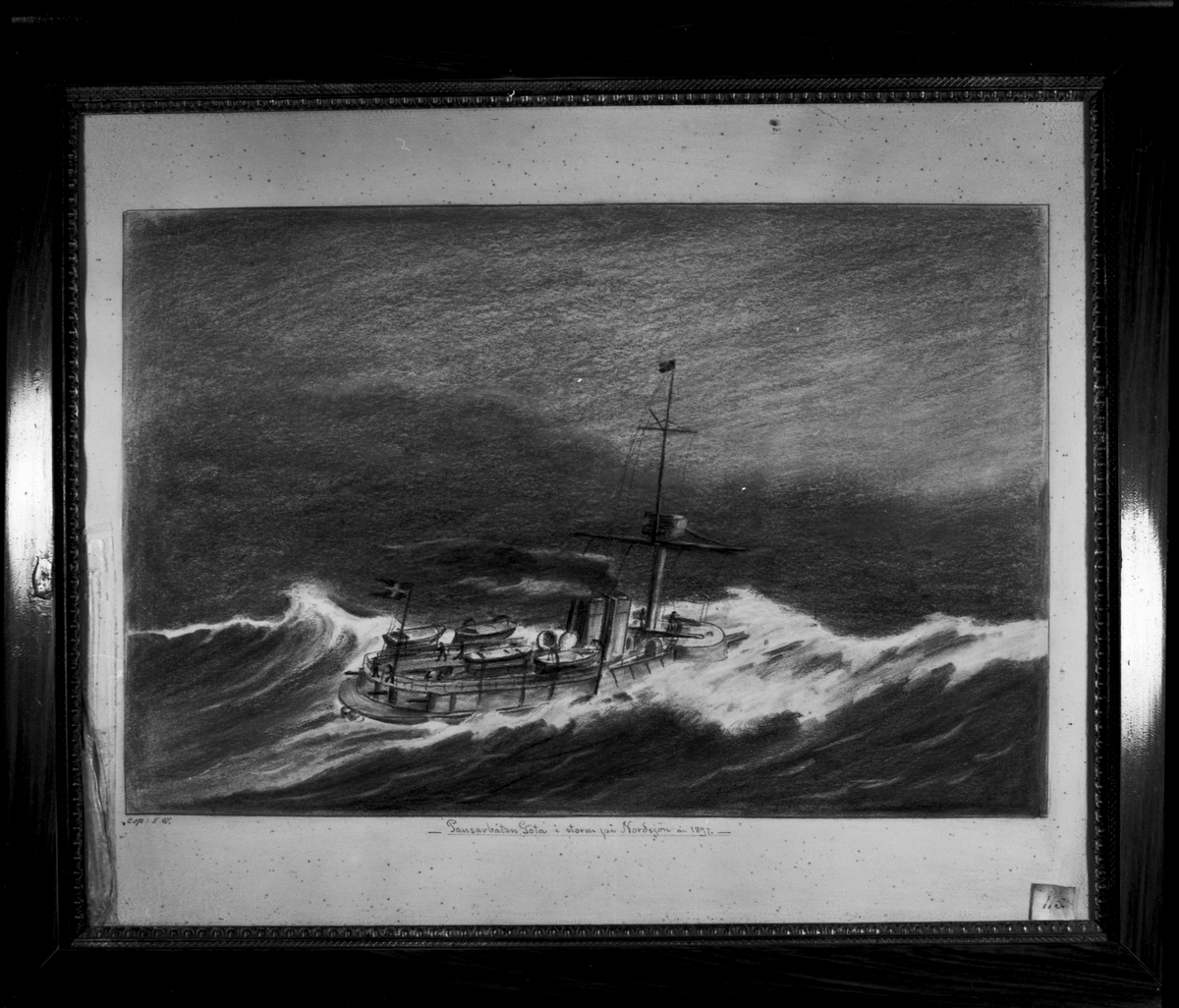 Denna kol- och pastellteckning föreställer pansarbåten Göta i storm på Nordsjön 1897 då fartyget den 18 och 19 juni var på väg till Portsmouth för att delta i drottning Victorias 60-åriga regeringsjubileum. Teckningen är en kopia efter en oljemålning av H. av Sillén.