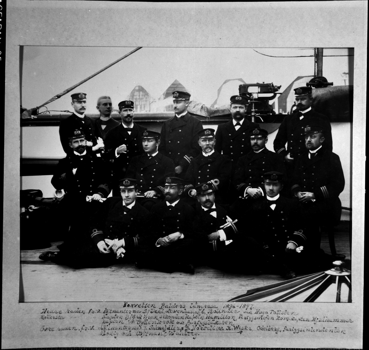 Denna grupporträtt föreställer fartygschefen och sjöofficerare ombord på korvetten Balder under deras långresa 1896-97.