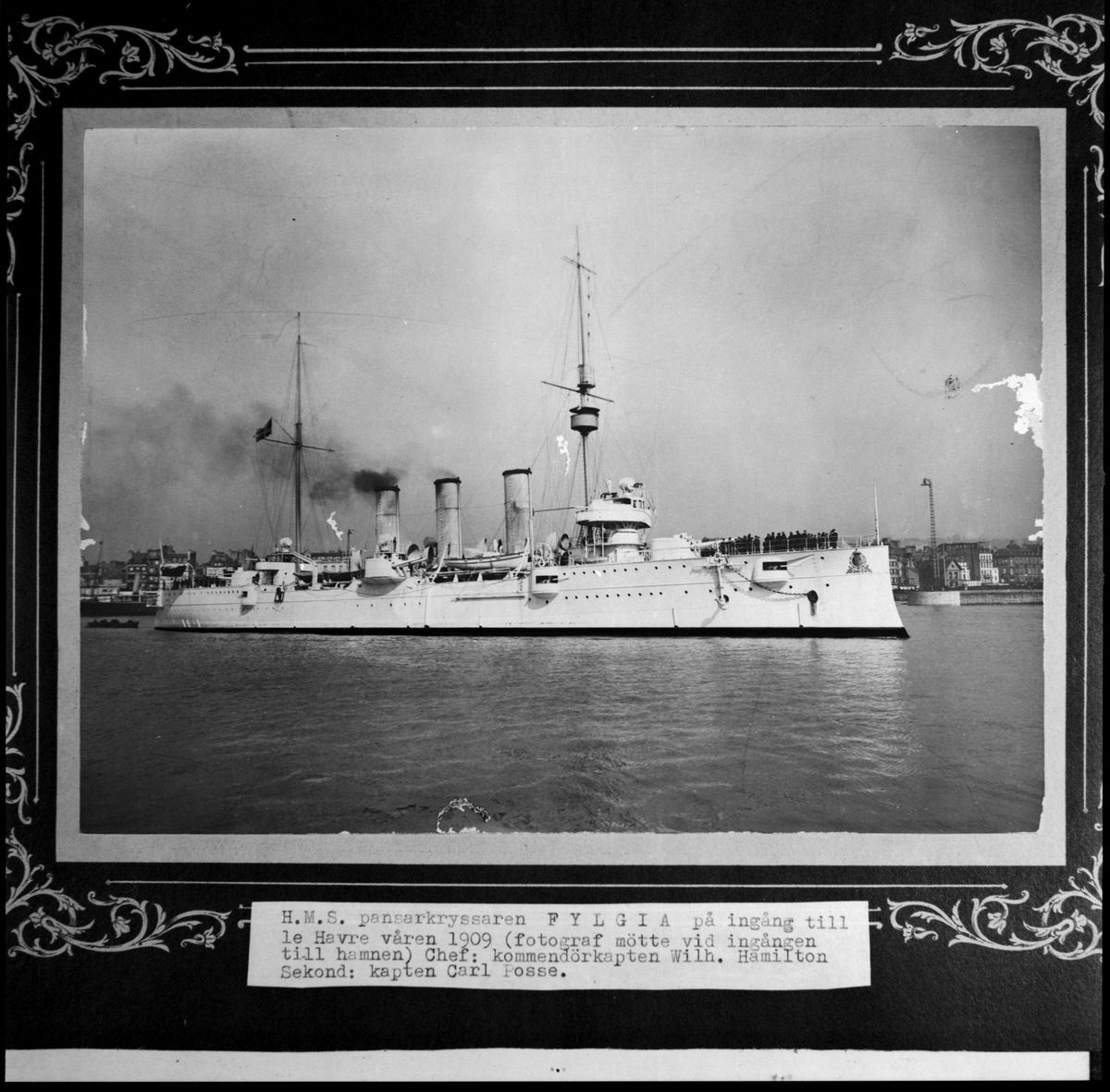 Bilden föreställer pansarkryssaren fylgias ankomst i hamnen Le Havre i Frankrike. Svartvit kopian är handkolorerad.