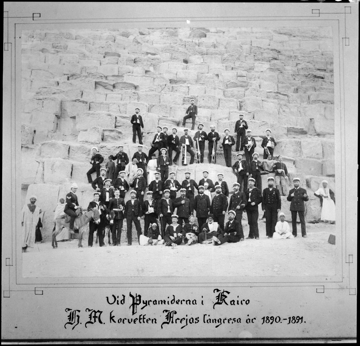 Bilden föreställer korvetten FREJAS besättning inklusive musiksextetten vid pyramiderna i Kairo under långresan 1889-90.