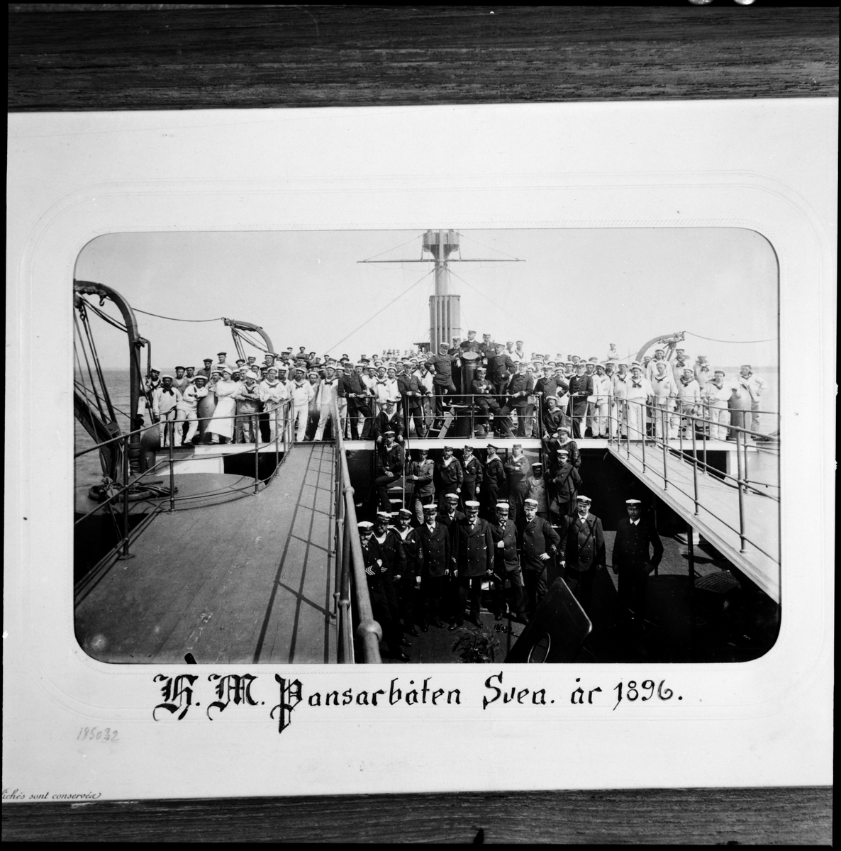 Bilden visar besättningen ombord på pansarkeppet Svea år 1906.